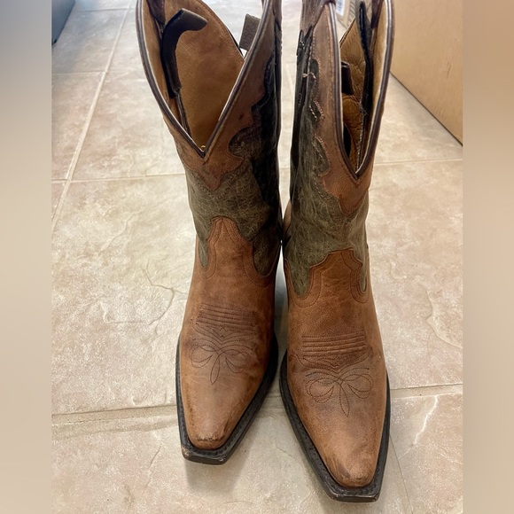 Gorgeous J.B. Dillon distressed leather cowgirl booties! - Picture 5 of 17